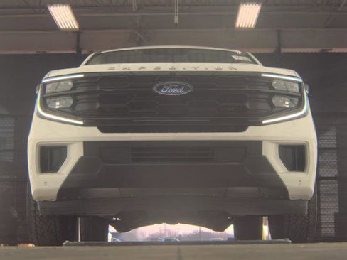 Used 2025 Ford Expedition Active image 11