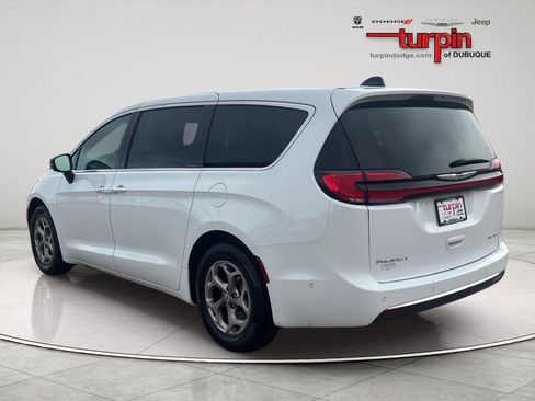 Used 2024 Chrysler Pacifica Limited FWD image 3