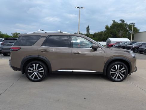 Used 2024 Nissan Pathfinder Platinum w/ Cargo Package AWD/4WD image 4