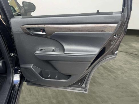 Used 2023 Toyota Highlander Platinum FWD image 31