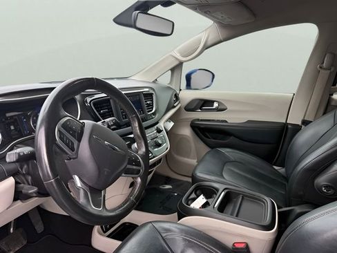 Used 2020 Chrysler Pacifica Touring-L w/ Tire & Wheel Group image 19