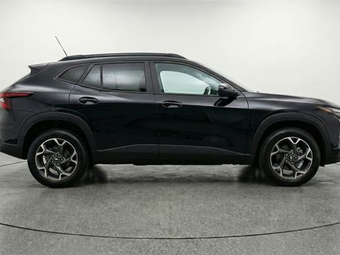 Used 2025 Chevrolet Trax LT w/ LT Convenience Package image 11