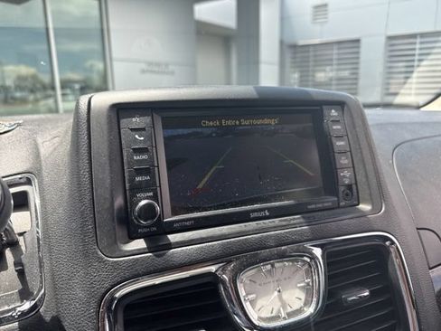 Used 2014 Chrysler Town & Country Touring-L w/ Driver Convenience Group FWD image 6