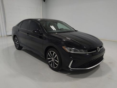 Used 2025 Volkswagen Jetta SE FWD image 13