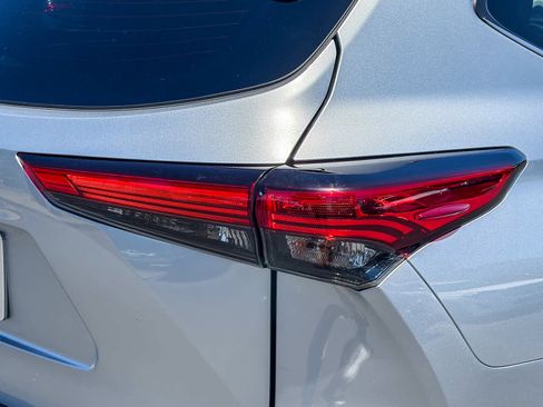 Used 2023 Toyota Highlander L FWD image 8
