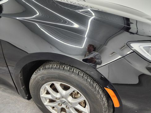 Used 2024 Chrysler Pacifica Touring-L image 23