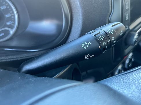 Used 2016 Jeep Renegade Latitude w/ Popular Equipment Group image 11