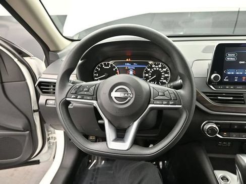 Used 2025 Nissan Altima 2.5 SV FWD image 11