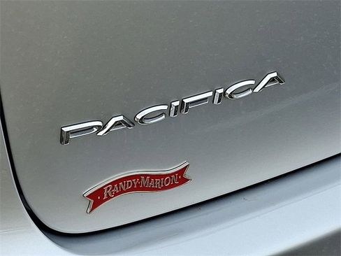 Used 2023 Chrysler Pacifica Touring-L image 27