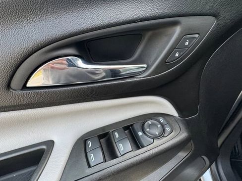 Used 2023 Chevrolet Equinox LS w/ LS Convenience Package FWD image 5