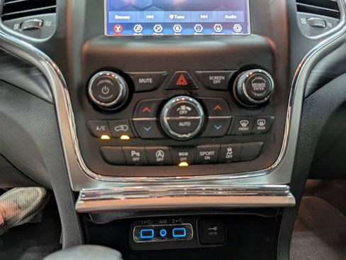 Used 2019 Jeep Grand Cherokee Laredo image 30