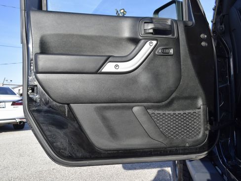 Used 2018 Jeep Wrangler Unlimited Sahara w/ Connectivity Group image 19