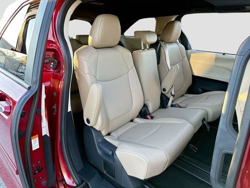 Used 2024 Toyota Sienna XLE image 28