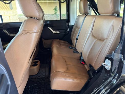 Used 2014 Jeep Wrangler Unlimited Rubicon w/ Connectivity Group AWD/4WD image 18