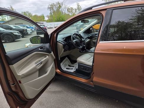 Used 2017 Ford Escape SE w/ SE Leather Comfort Package AWD/4WD image 12