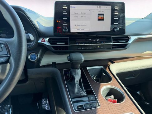 Used 2024 Toyota Sienna LE image 11