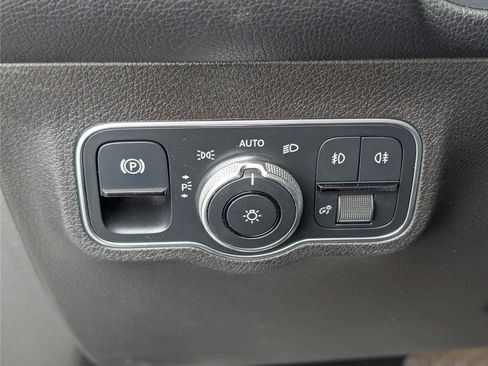 Used 2020 Mercedes-Benz GLB 250 4MATIC w/ Premium Package image 20