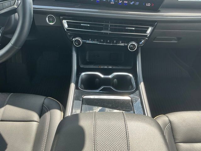Used 2025 Chevrolet Traverse High Country w/ LPO, Floor Liner Package AWD/4WD image 27