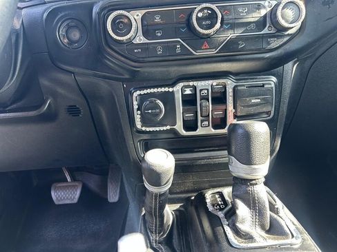 Used 2019 Jeep Wrangler Unlimited Sahara w/ Uconnect 4C Nav & Sound Group AWD/4WD image 16