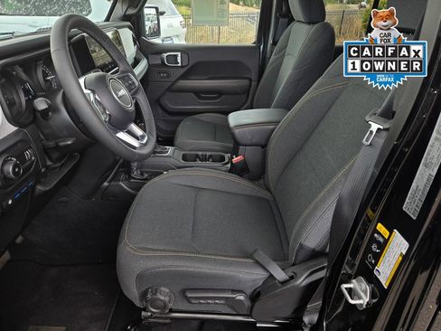 Used 2025 Jeep Wrangler Unlimited Sahara AWD/4WD image 16