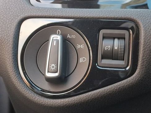 Used 2017 Volkswagen Golf R 4-Door image 23