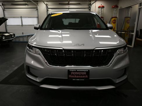 Used 2022 Kia Carnival LX image 3