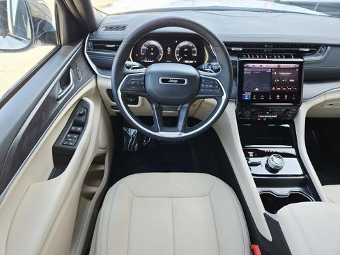 Used 2025 Jeep Grand Cherokee Limited image 10