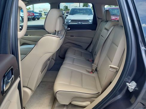 Used 2019 Jeep Grand Cherokee Overland AWD/4WD image 12