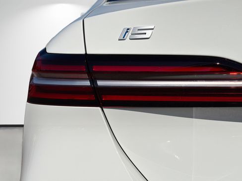 New 2026 BMW i5 eDrive40 image 10