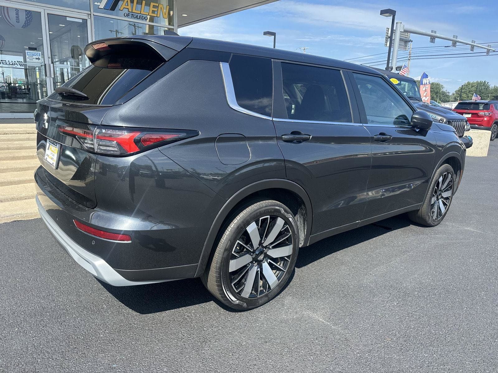 Used 2025 Mitsubishi Outlander SE FWD image 12