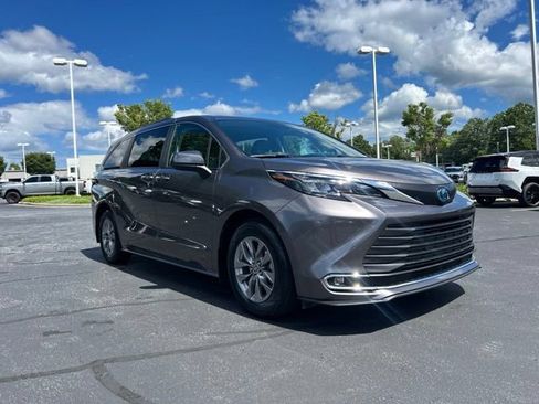 Used 2024 Toyota Sienna XLE w/ XLE Plus Package FWD image 4
