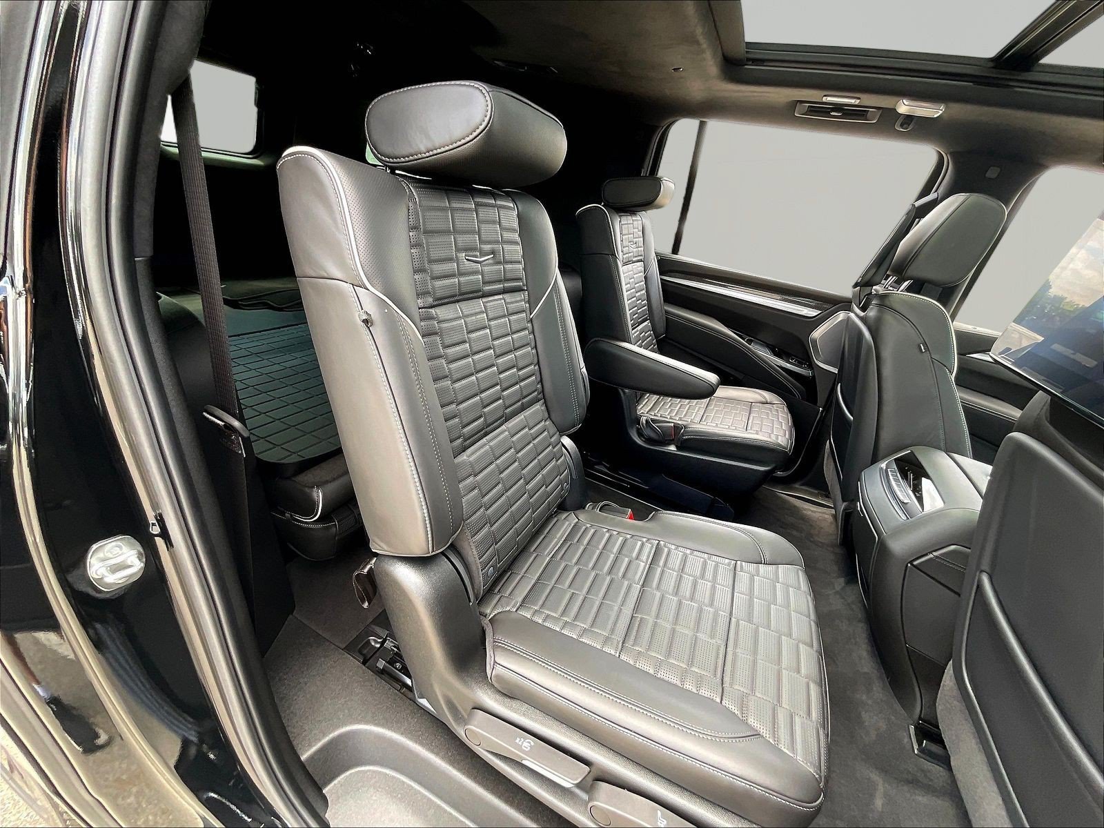 Used 2026 Cadillac Escalade ESV V w/ LPO, ONYX Package AWD/4WD image 25