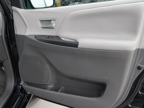 Used 2017 Toyota Sienna LE FWD image 9