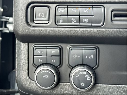 Used 2024 Chevrolet Tahoe Z71 w/ Luxury Package AWD/4WD image 13