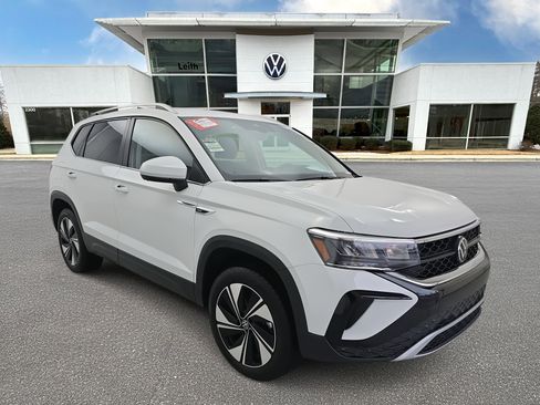 Certified 2024 Volkswagen Taos SE image 1