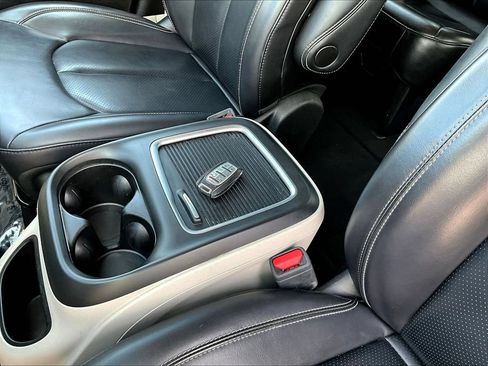 Used 2023 Chrysler Pacifica Touring-L FWD image 36