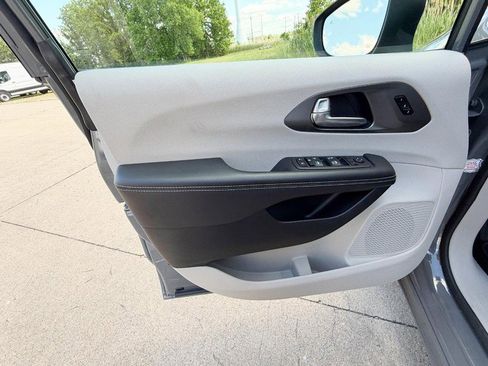 Used 2023 Chrysler Pacifica Touring-L FWD image 25