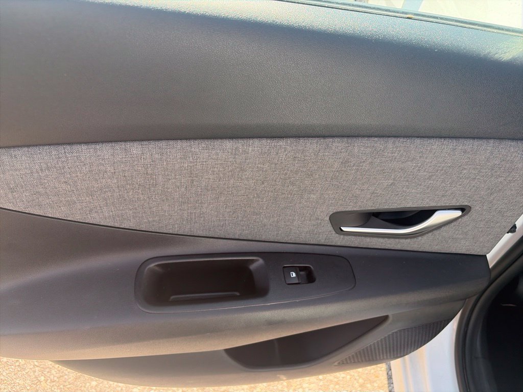 Used 2025 Hyundai Elantra Limited FWD image 12