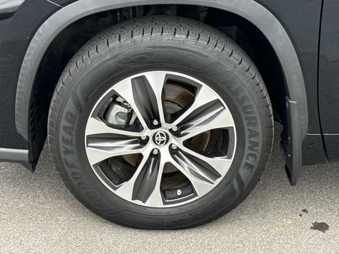Used 2021 Toyota Highlander XLE AWD/4WD image 6