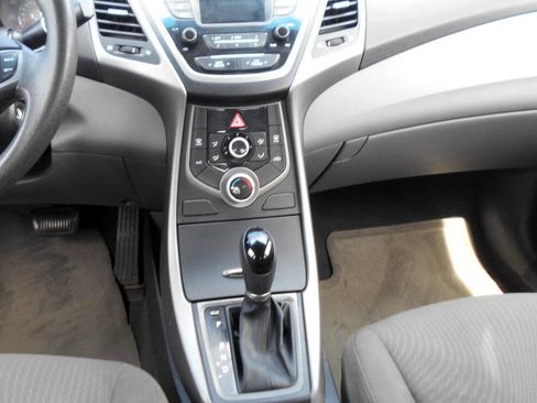Used 2016 Hyundai Elantra SE image 12
