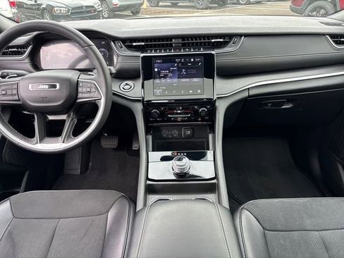 Used 2024 Jeep Grand Cherokee Altitude RWD image 10