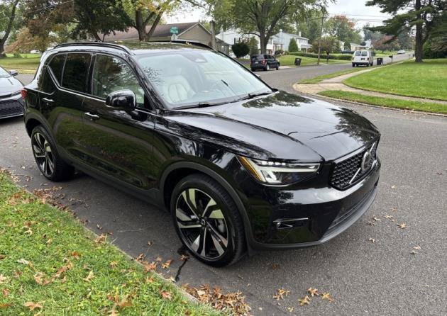 Used 2023 Volvo XC40 B5 Plus w/ Protection Package Premier AWD/4WD image 2