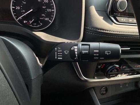Used 2025 Nissan Rogue SV w/ SV Premium Package FWD image 37