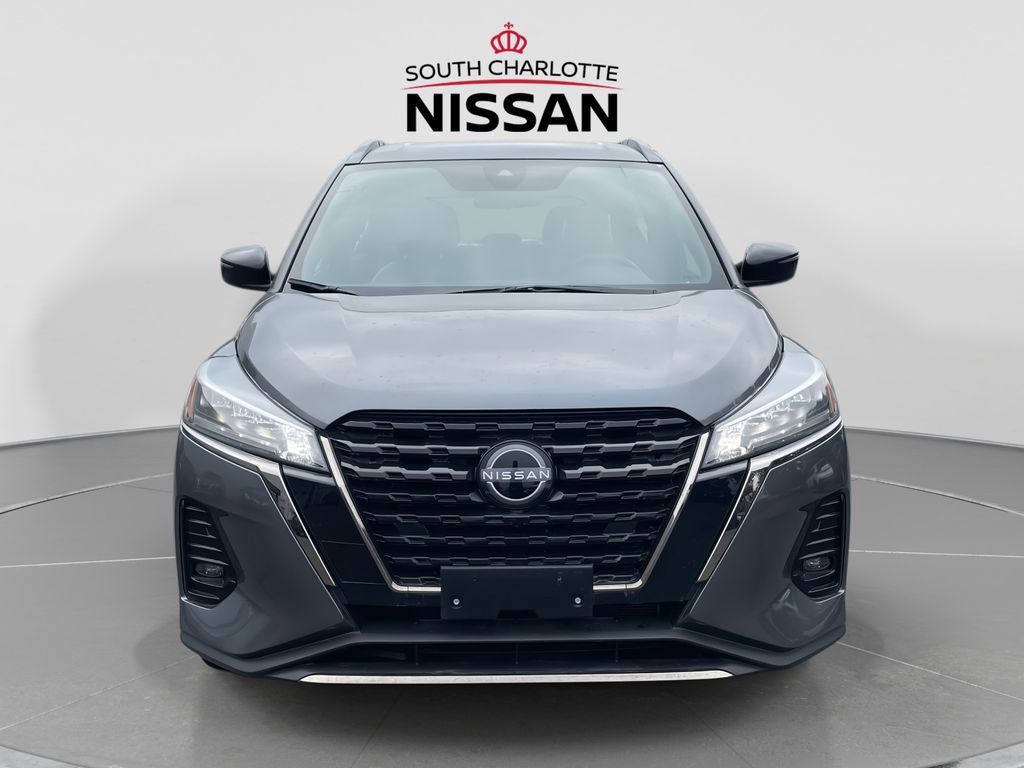 Used 2023 Nissan Kicks SR w/ SR Premium Package FWD image 2