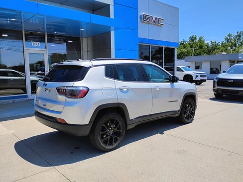 Used 2025 Jeep Compass Latitude w/ Convenience Group AWD/4WD image 6