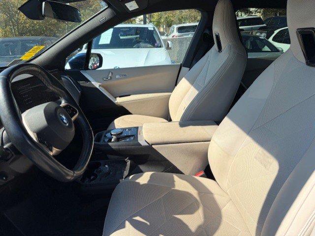 Used 2024 BMW iX xDrive50 w/ Premium Package AWD/4WD image 3