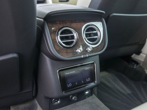 Used 2021 Bentley Bentayga AWD/4WD image 50