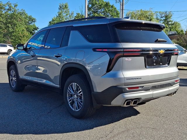 Used 2025 Chevrolet Traverse LT FWD image 4