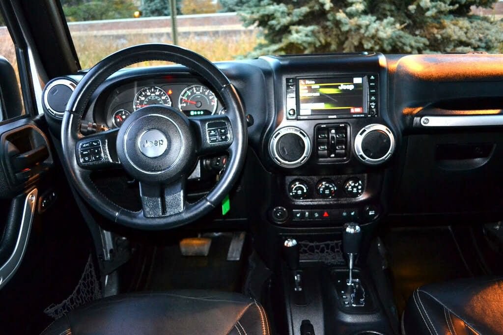 Used 2015 Jeep Wrangler Unlimited Rubicon w/ Dual Top Group AWD/4WD image 19