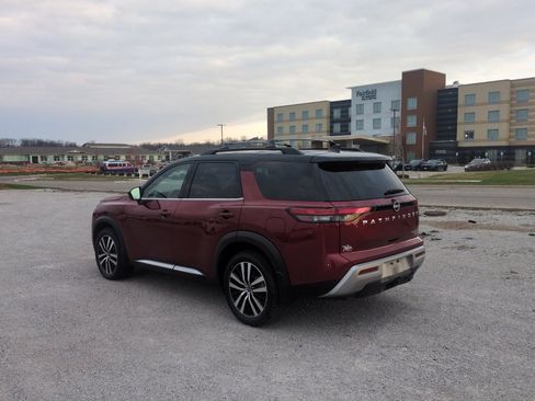 Used 2023 Nissan Pathfinder Platinum image 8